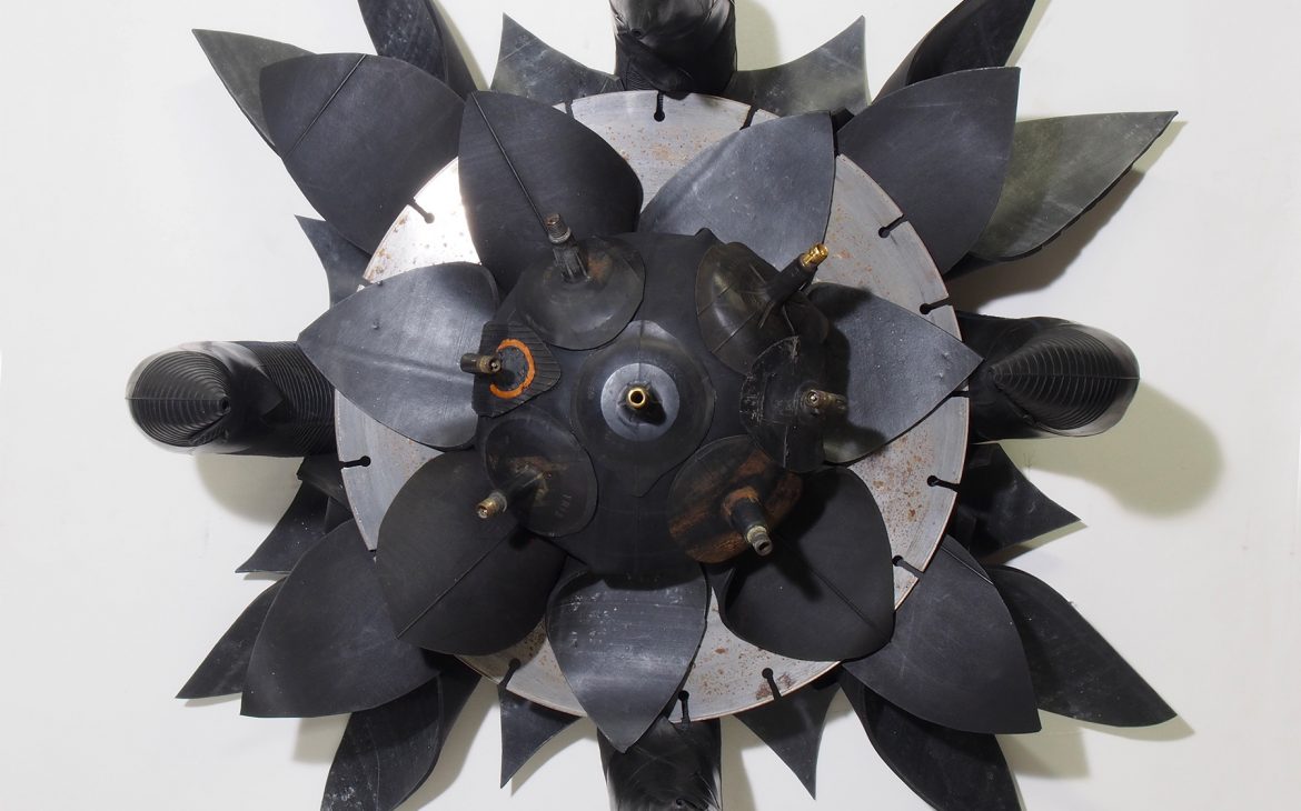 Luca Matti, Rubber flower #5, 2021, camera d’aria e materiali vari, 50x50x24 cm